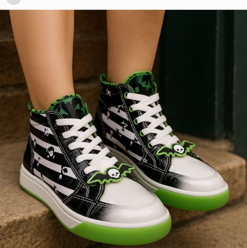 BETTLE JUICE NEW UNISEX and Black Design